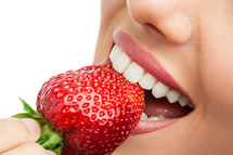 Mund mit Erdbeere, Zahnerhaltung und Füllungen